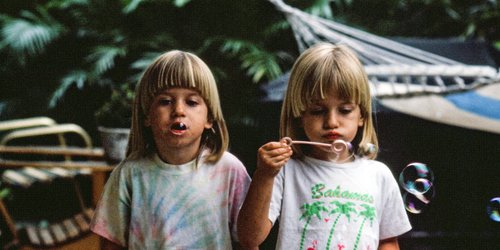 Sprinkler, Gartenschlauch und Fahrrad: Warum Millennials ihren Kindern jetzt einen 90er-Jahre-Sommer schenken wollen