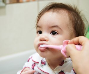Zähne putzen beim Baby: Milchzahnpflege von Anfang an