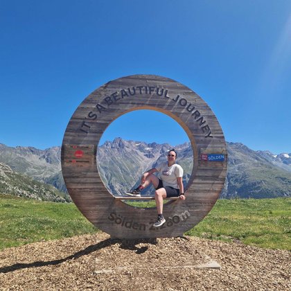 Ötztal mit Kindern: Coole Fotomotive gibt es überall und nach einer geschafften Wanderung ist das Lächeln gleich noch strahlender.
