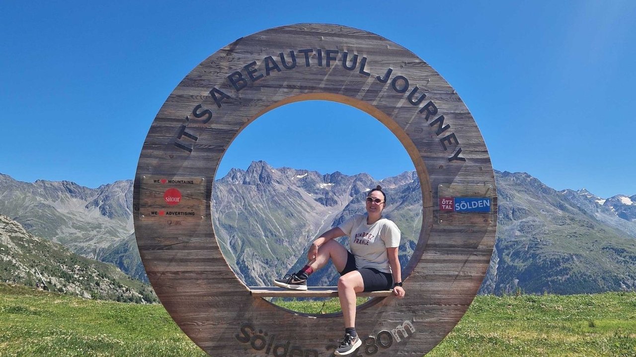 Ötztal mit Kindern: Coole Fotomotive gibt es überall und nach einer geschafften Wanderung ist das Lächeln gleich noch strahlender.