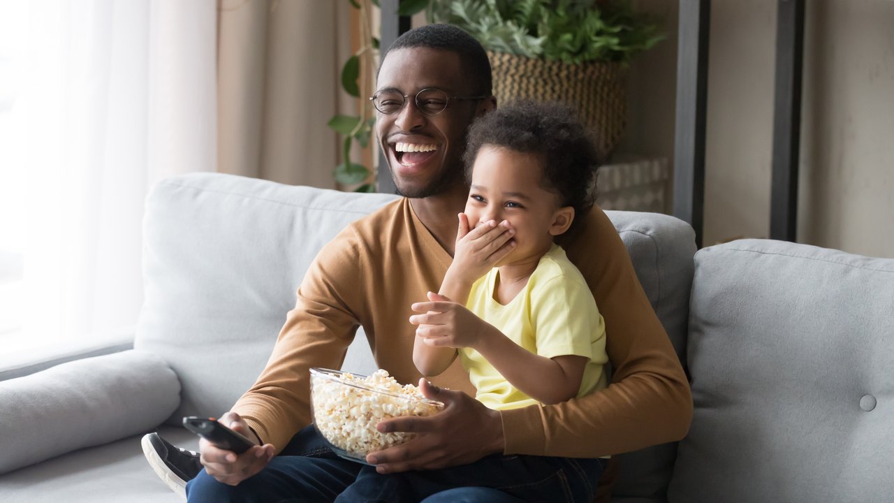 Popcornmaschine-Test - Vater und Sohn essen Popcorn