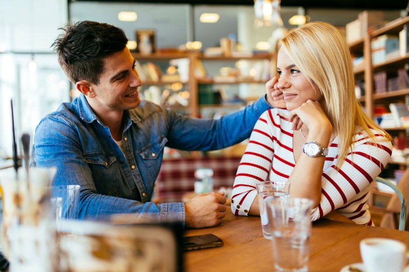 Pärchen beim Flirten im Café