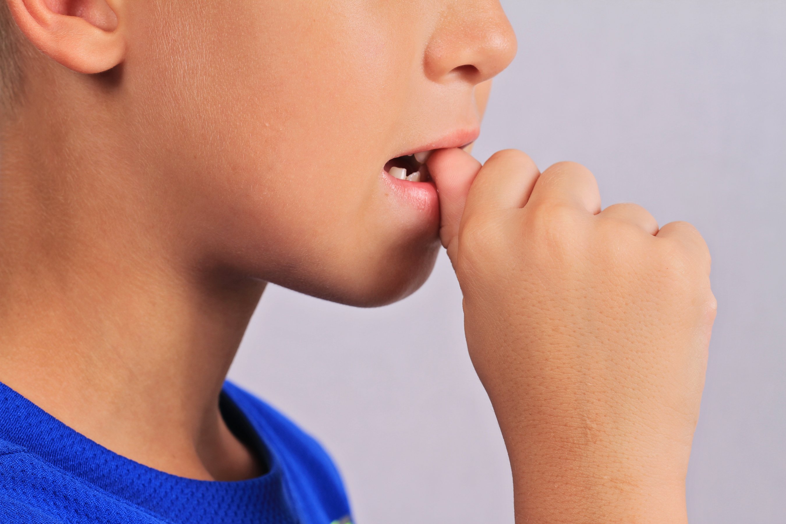 10 Tipps, deinem Kind das Fingernägel kauen abzugewöhnen