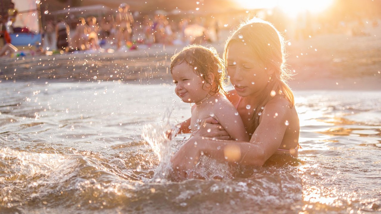 Strandbäder in Berlin: Mama badet mit Kind in See