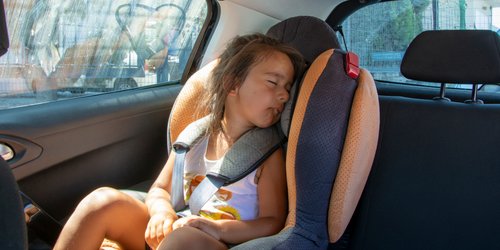 Heiße Tage: Lasst euer Kind nicht allein bei Hitze im Auto