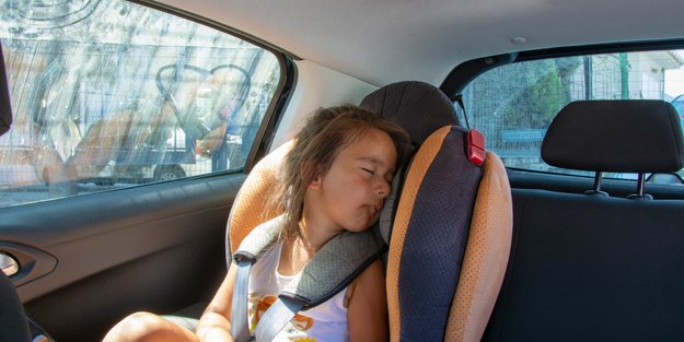 Lebensgefahr bei Hitze: So lang darf euer Kind im Sommer alleine im geschlossenen Auto bleiben