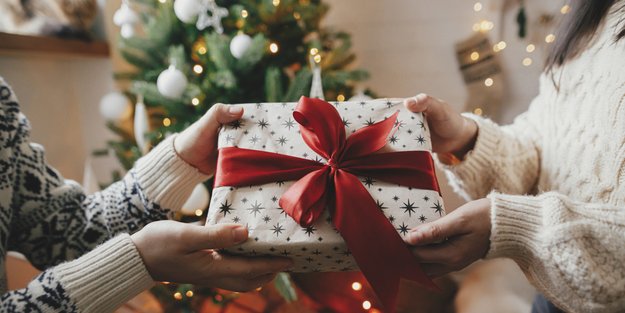 Psychologie&#x3A;&#x20;Wer&#x20;DAS&#x20;beim&#x20;Geschenke-Auspacken&#x20;sagt,&#x20;macht&#x20;sich&#x20;unbeliebt