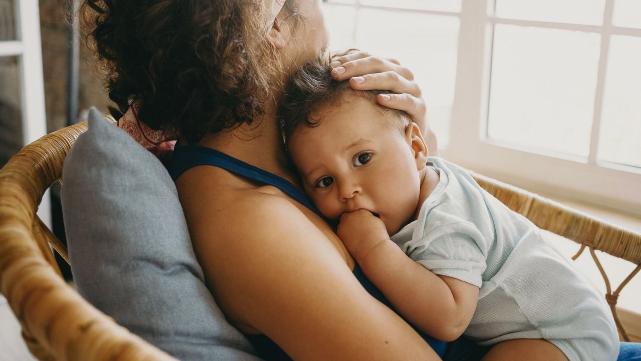 Mama-Phase: Mutter hält Kleinkind auf dem Arm 