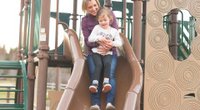 Risiko Spielplatz: Kleinkinder sollten nicht auf dem Schoß der Eltern rutschen