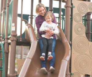 Risiko Spielplatz: Kleinkinder sollten nicht auf dem Schoß der Eltern rutschen