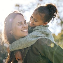 Nach Maria Montessori: 6 inspirierende Sätze, um die Resilienz bei Kindern zu stärken