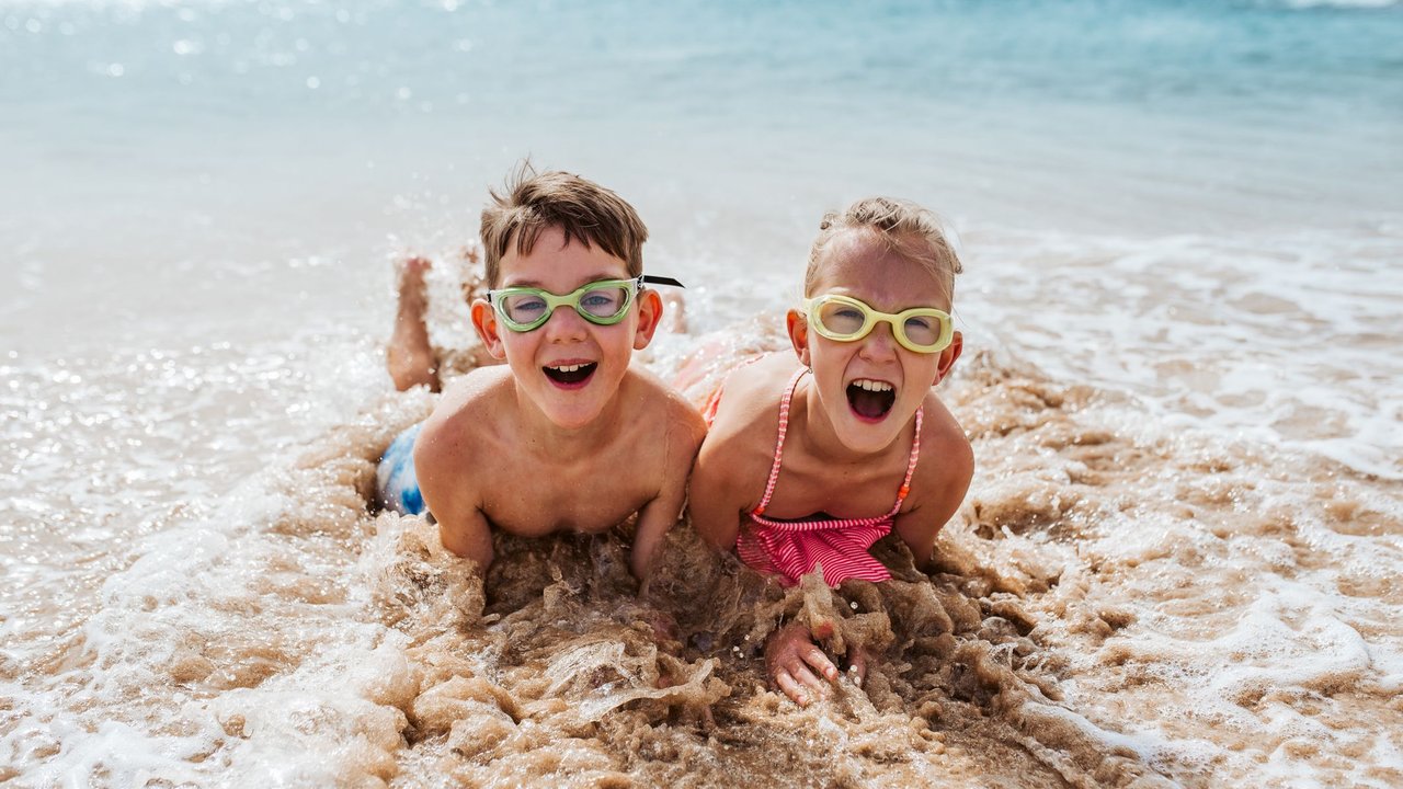 Türkei mit Kindern: Kinder spielen im Meer