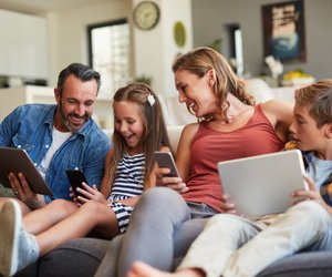 Family Card bei Telekom, Vodafone & o2: So sparen Familien richtig viel Geld beim Handyvertrag