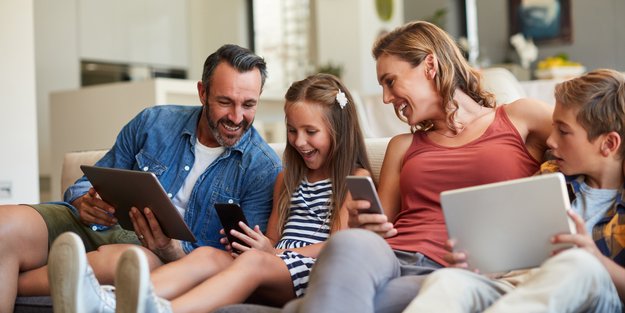 Family Card bei Telekom, Vodafone & o2: So sparen Familien richtig viel Geld beim Handyvertrag