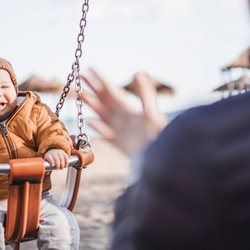 Babyjacke: Wie wir die Kleinen modisch warm halten