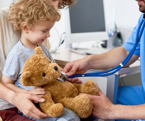Ein Arztbesuch steht an? 9 Ideen, wie ihr und eurer Kind den Termin entspannt(er) meistert