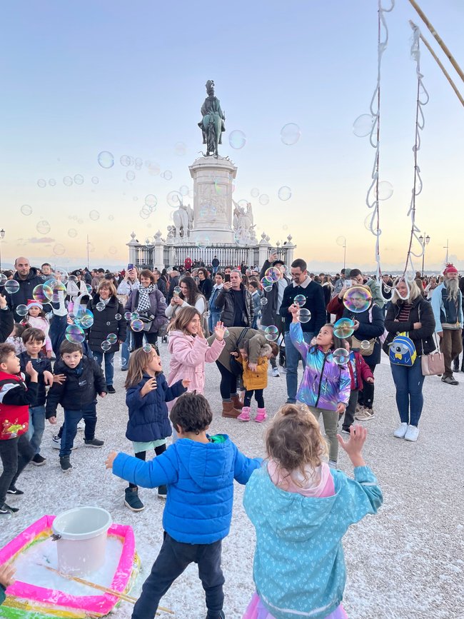 Kinder spielen auf einem Platz in Lissabon