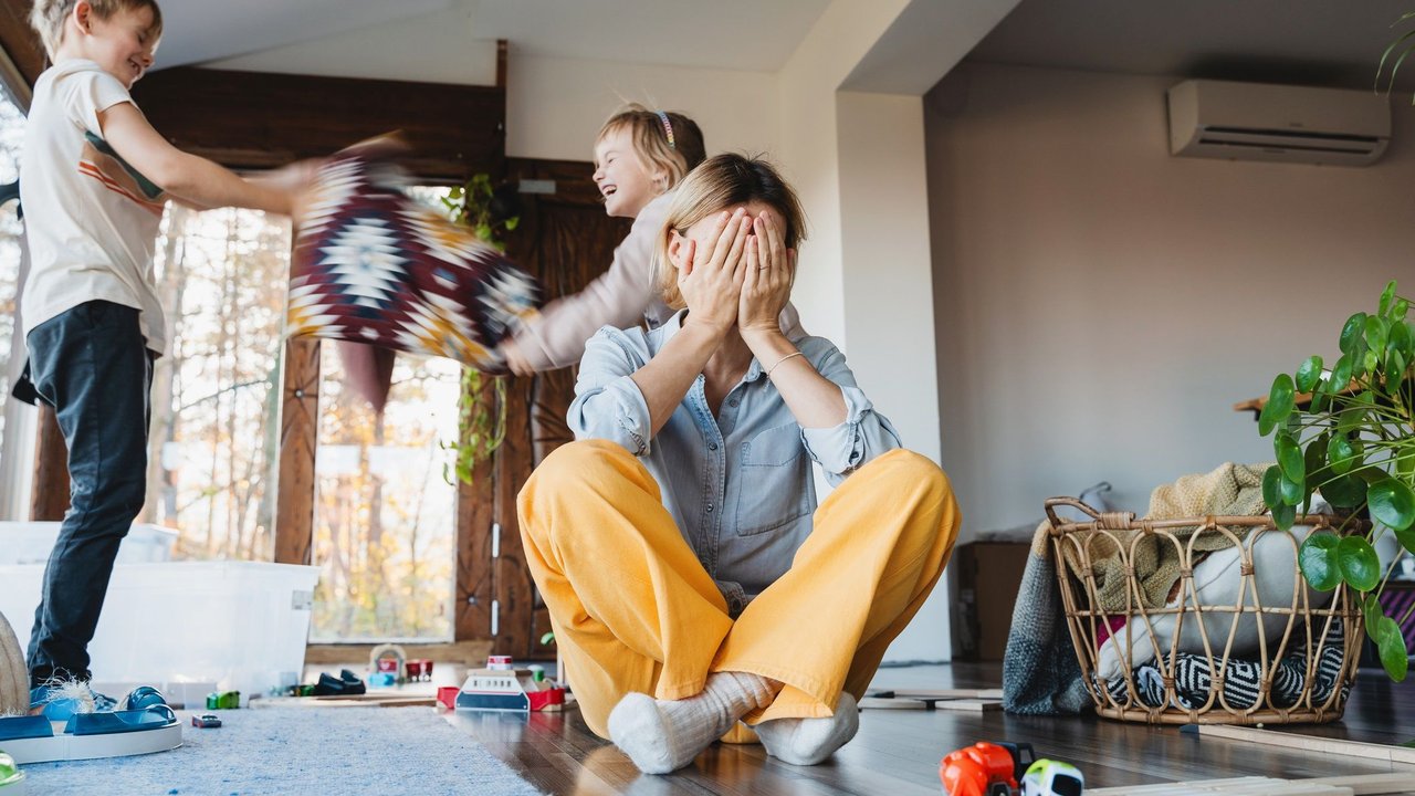 Eltern Geduld: Mama verzweifelt mit Kindern
