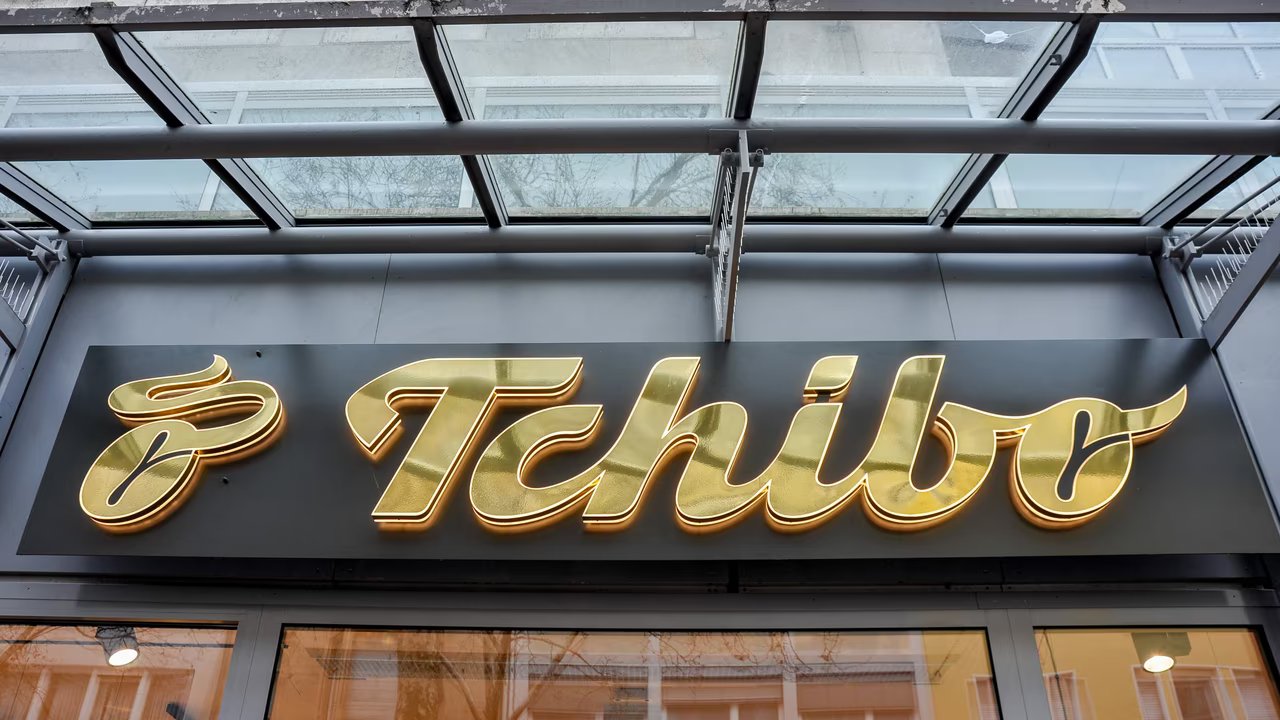 Bei Tchibo gibt es einen stilvollen Barwagen mit abnehmbarem Tablett – praktisch und flexibel.