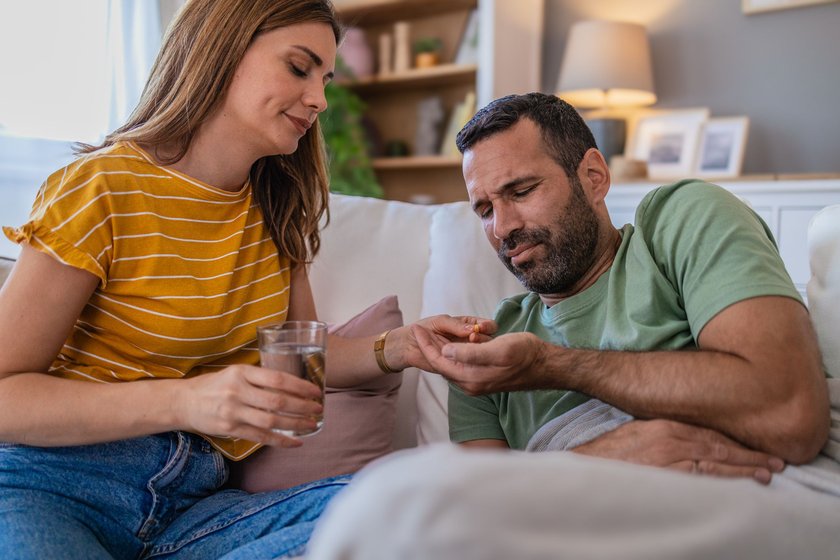 Frau kümmert sich um ihren kranken Mann
