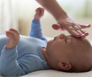 Fieber bei Babys: Darf man raus an die frische Luft zum Spazieren gehen?