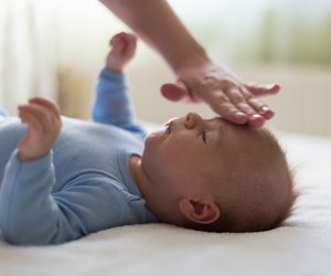 Darf man mit dem Baby oder Kleinkind bei Fieber raus an die Luft spazieren gehen?