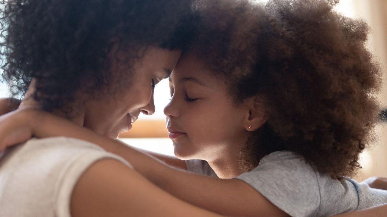 Anzeichen, dass unser Kind mehr Verbindung braucht: Mutter umarmt Kind