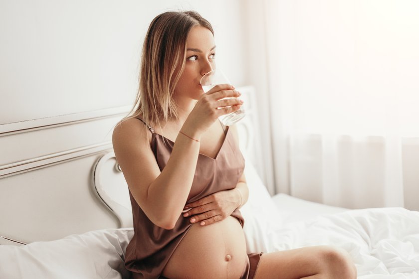 Wehen fördern: Schwangere trinkt Tee