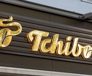 Für die perfekte Sommer-Lounge: Das ausziehbare Sofa von Tchibo für Balkon und Garten