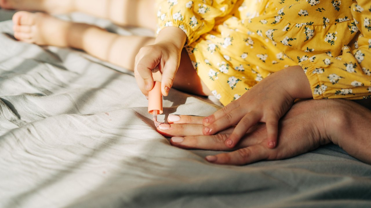 Nagellack-Test - Frau und Kind lackieren Nägel