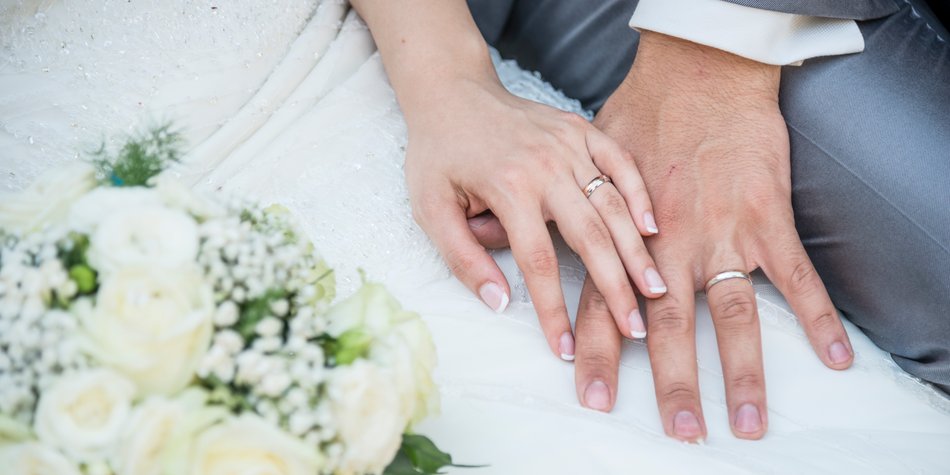 Verlobungsring & Ehering: Welche Hand ist die richtige zum Tragen?