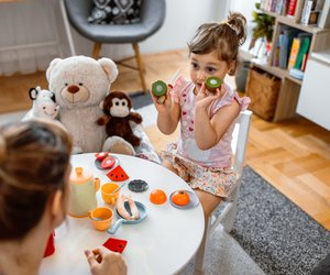 Gute Nachricht für Eltern, die Rollenspiele hassen: Warum Kinder beim Helfen mehr lernen als beim Spielen