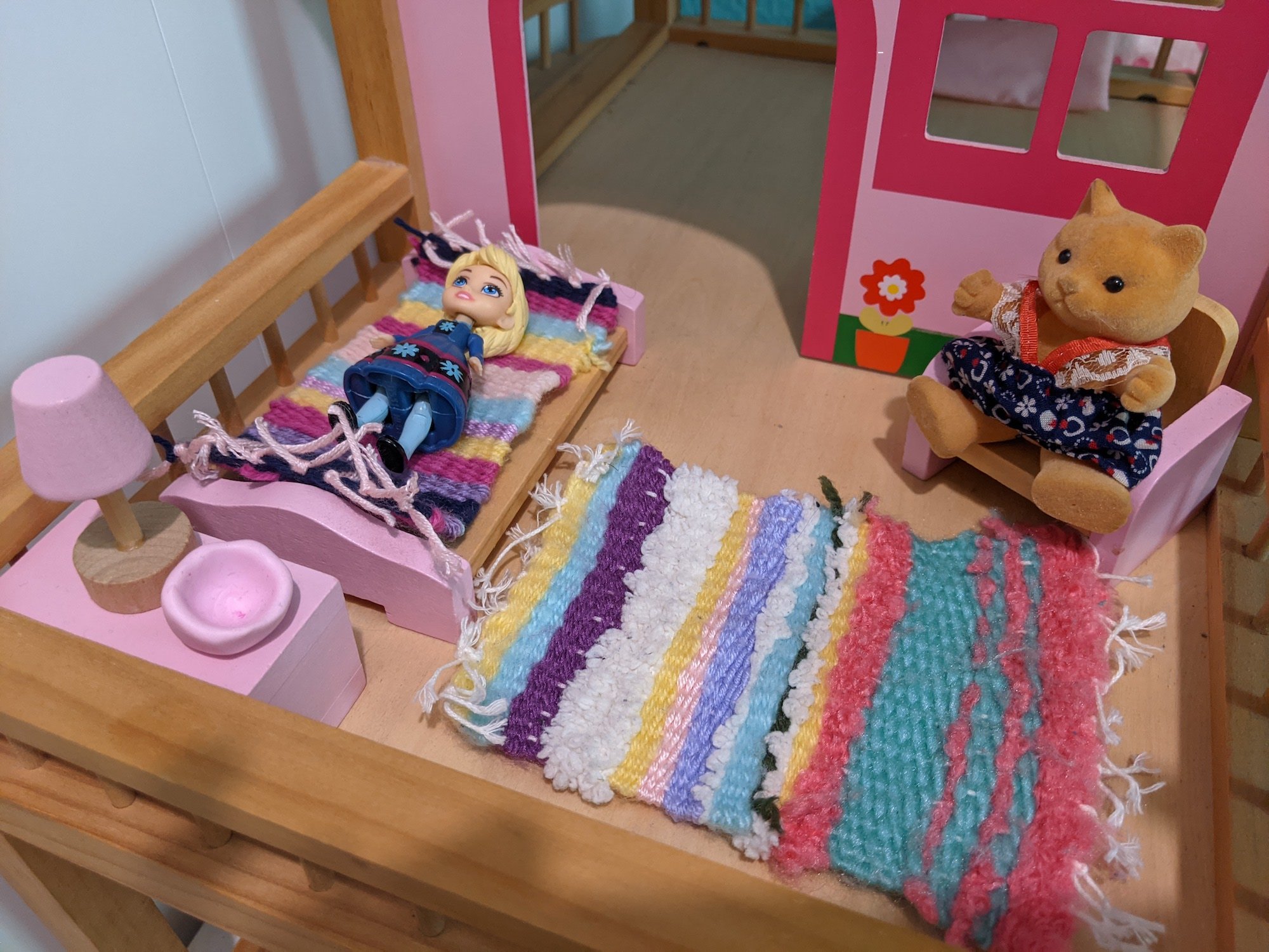 Weben mit Kindern: Selbstgewebte Teppiche im Puppenhaus
