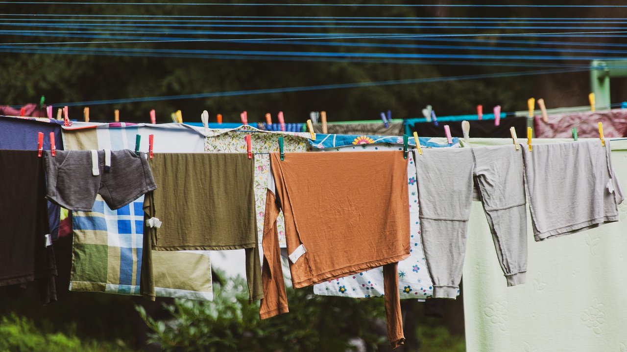 Das Trocknen auf der Leine ist für Wäsche schonender als ein Programm im Trockner.