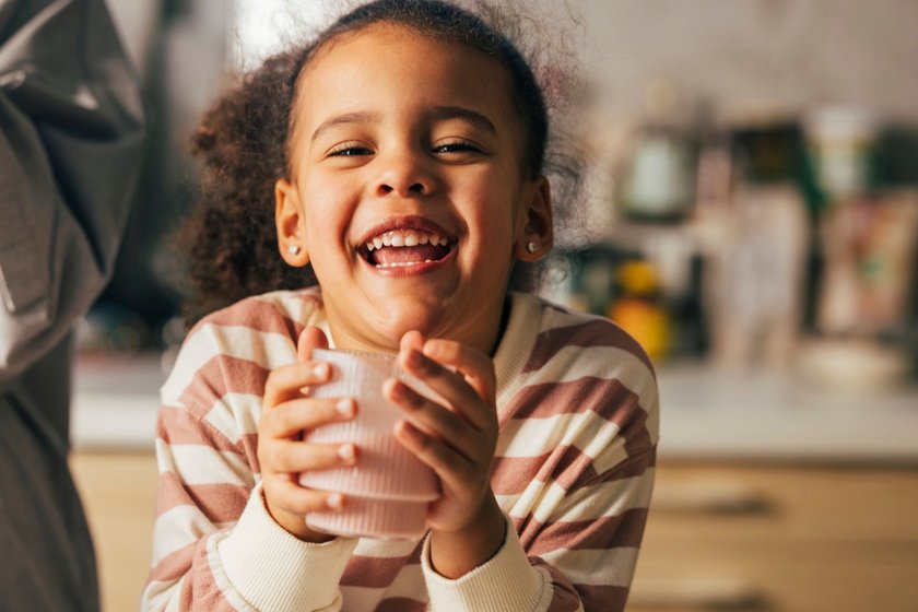 Glückliches Kind: Kind redet und lacht