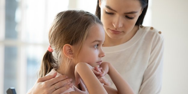 Kinderängste in Krisenzeiten: Wie Eltern jetzt unterstützen können