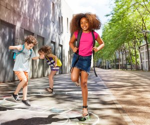 Outdoor Bewegungsspiele: 19 Kinderspiele zum Austoben