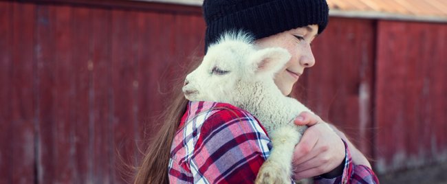 27 wunderschöne Fotos von Kindern mit niedlichen Tieren