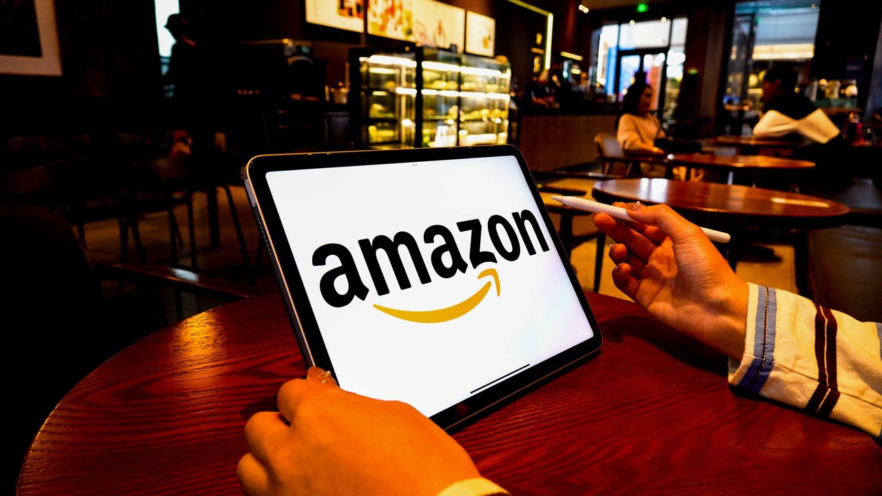 Beim Versandriesen gibt's aktuell einen stylischen Hocker für's Wohnzimmer.