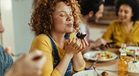 Heißhunger vor Periode? Woher das kommt und wie du deinen Appetit zügelst