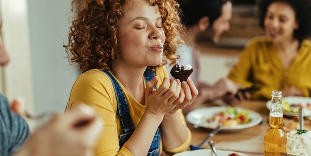Heißhunger vor Periode? Woher das kommt und wie du deinen Appetit zügelst