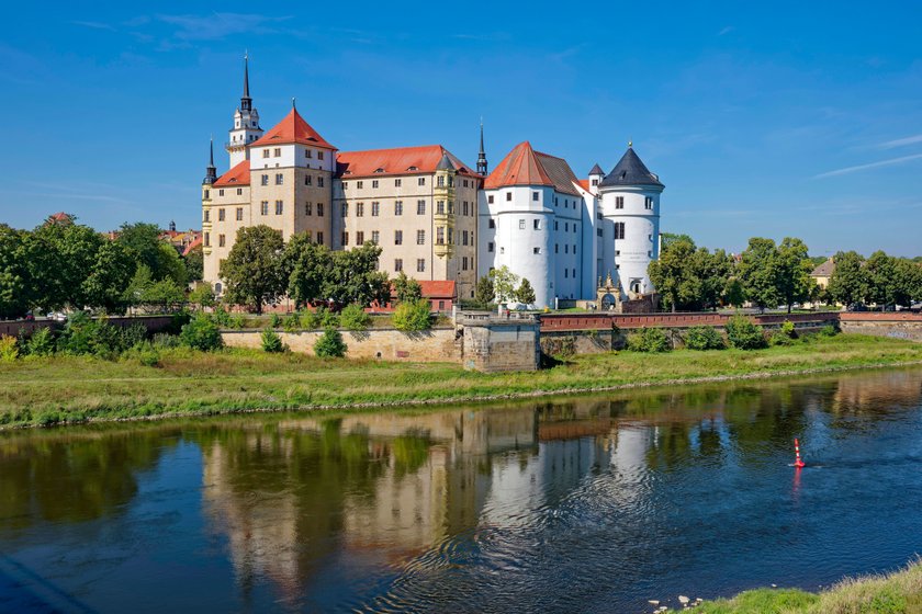 Schloss Hartenfels am Fluss Elbe
