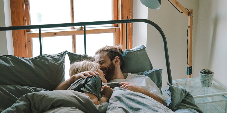 Studie zeigt: Paare, die sich ein Bett teilen, schlafen besser