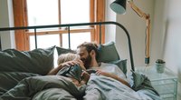 Studie zeigt: Paare, die sich ein Bett teilen, schlafen besser
