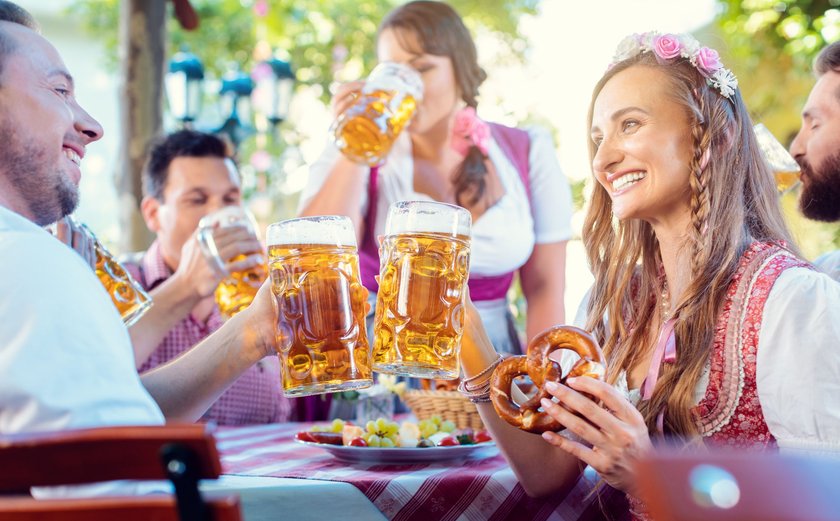 Personen in einem Biergarten in Bayern