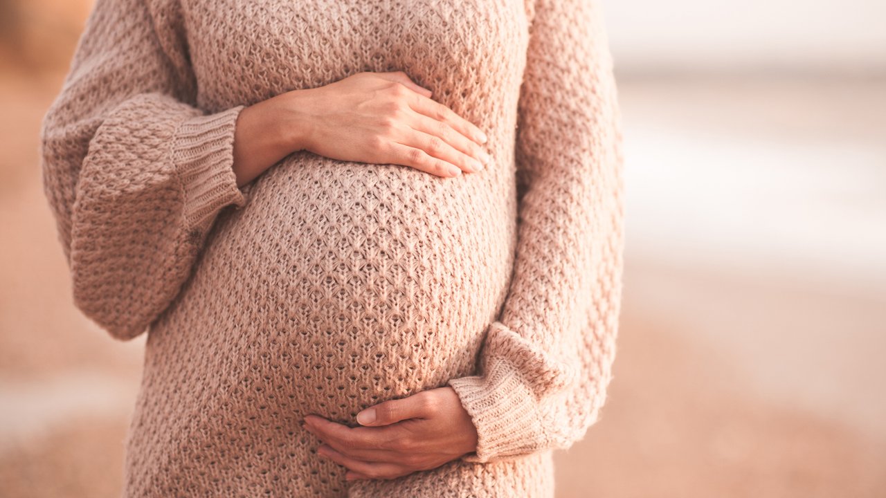 Senkwehen: Schwangere hält sich den Bauch