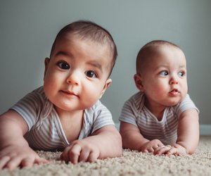 Zweieiige Zwillinge: Alles, was ihr über die ungleichen Doppel-Babys wissen müsst