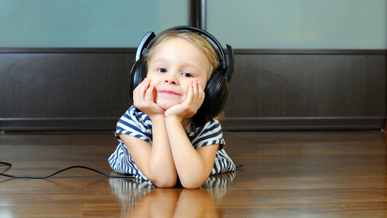 Toniebox Alternativen: Kind hört Hörspiel