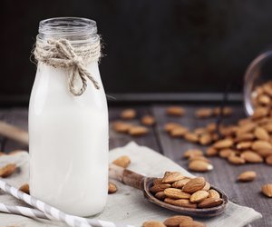 Lecker, gesund und ganz easy: So könnt ihr Mandelmilch selber machen