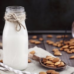 Nachhaltiges DIY: So einfach könnt ihr Mandelmilch selbst machen